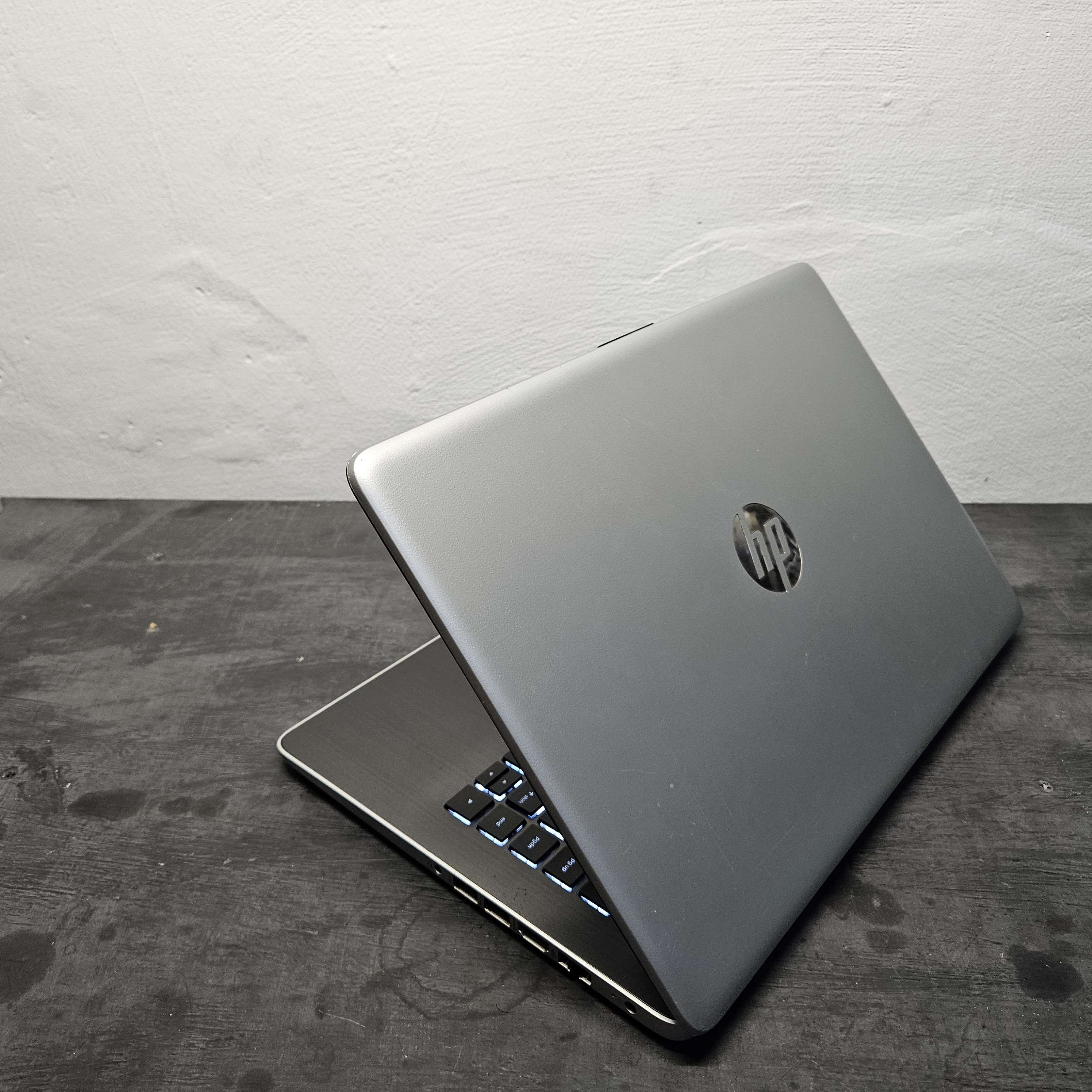 HP 14 AMD A9 RADEON R5 RAM 8GB SSD 256GB