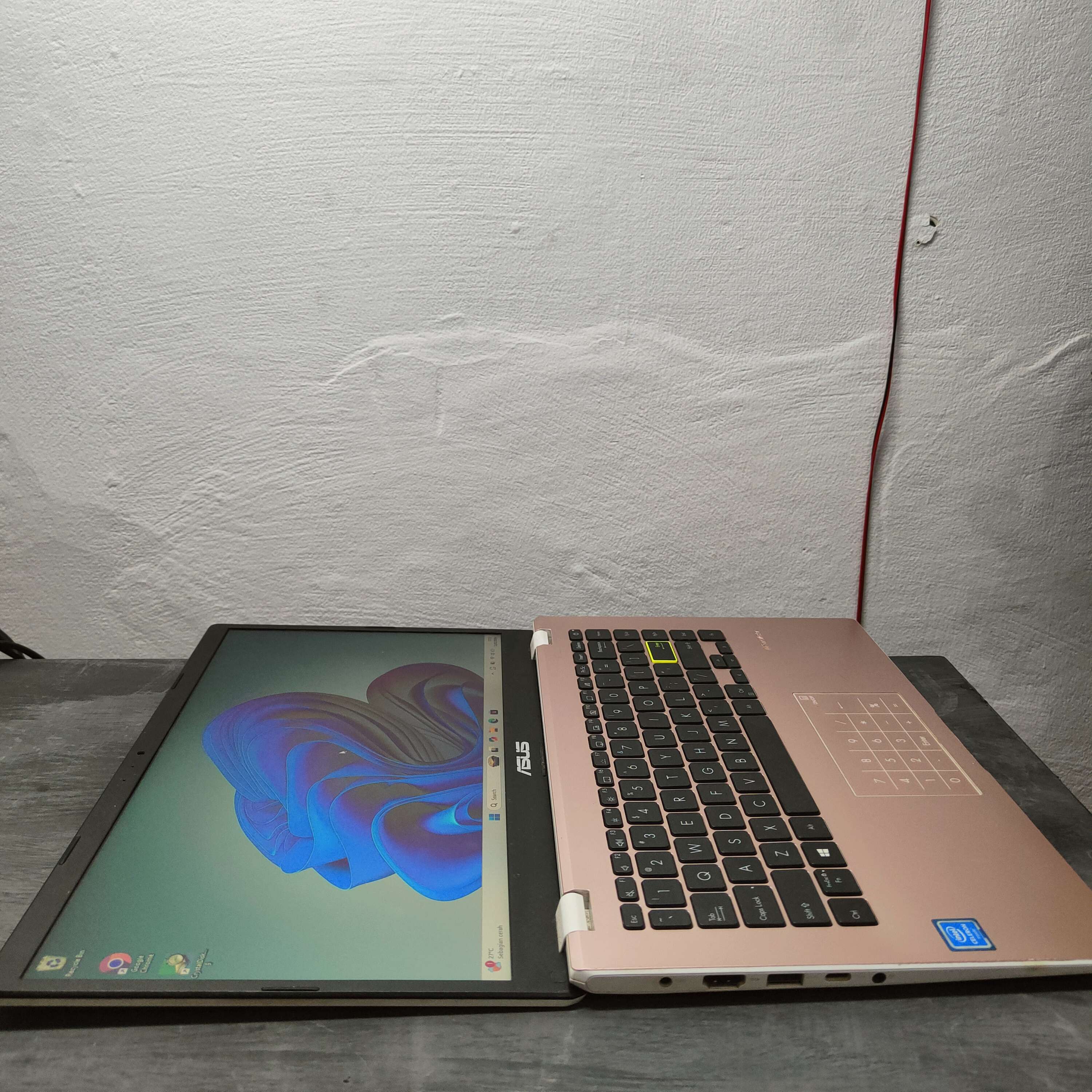 ASUS VIVOBOOK E410M INTEL CELERON N4020 RAM 4GB SSD 256GB 2020 Warna Pink