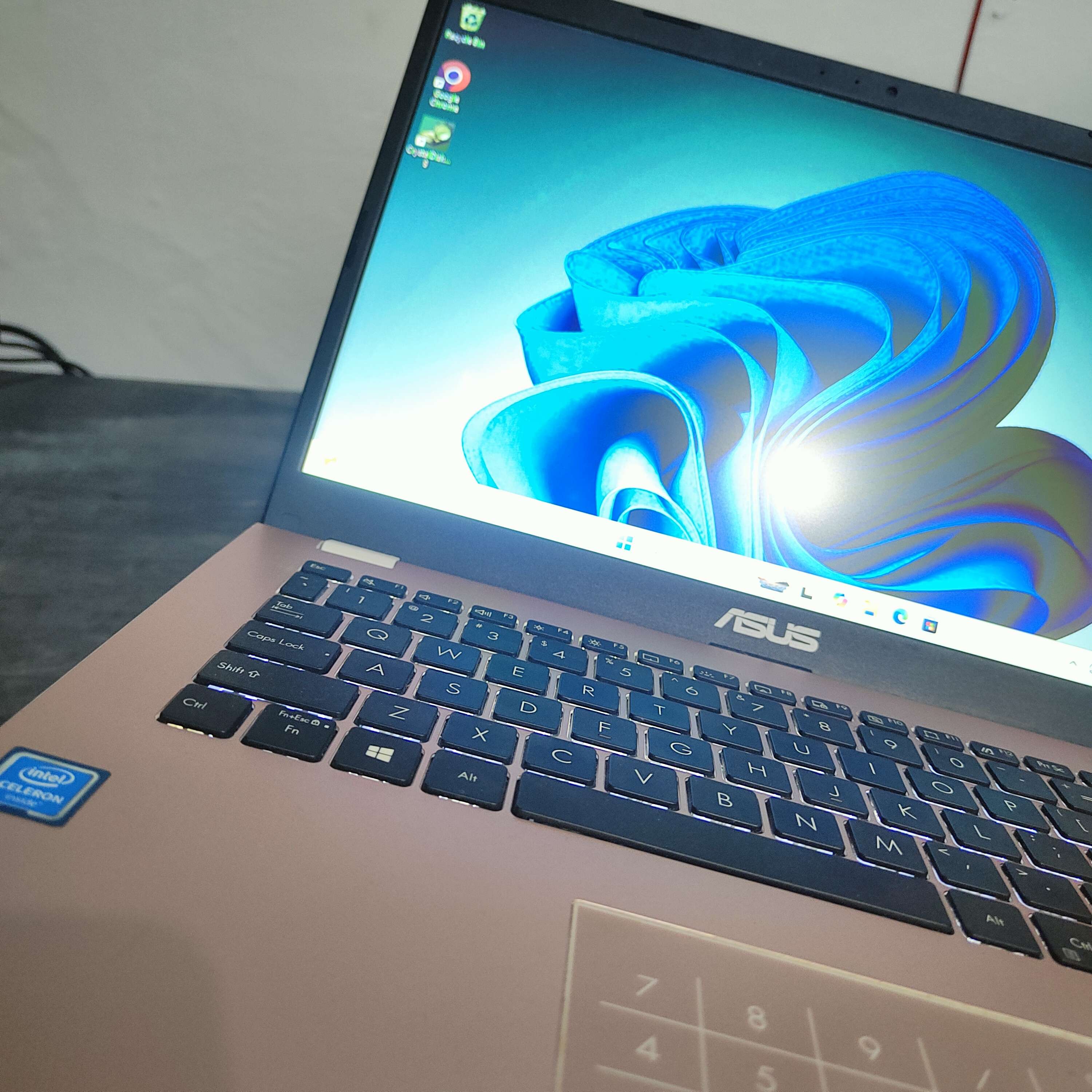 ASUS VIVOBOOK E410M INTEL CELERON N4020 RAM 4GB SSD 256GB 2020 Warna Pink